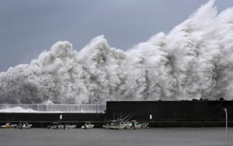 รวมภาพ พายุไต้ฝุ่นเชบีถล่มญี่ปุ่น รุนแรงที่สุดในรอบ 25 ปี